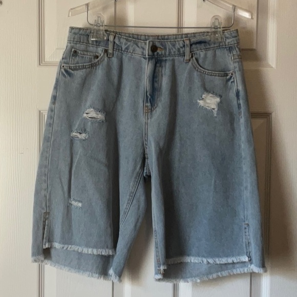 Future Collective Target Alani Noelle Lightly Distressed Bermuda Shorts Size 6. - Picture 1 of 12